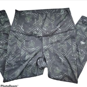 Alo yoga green and black geometric leggings